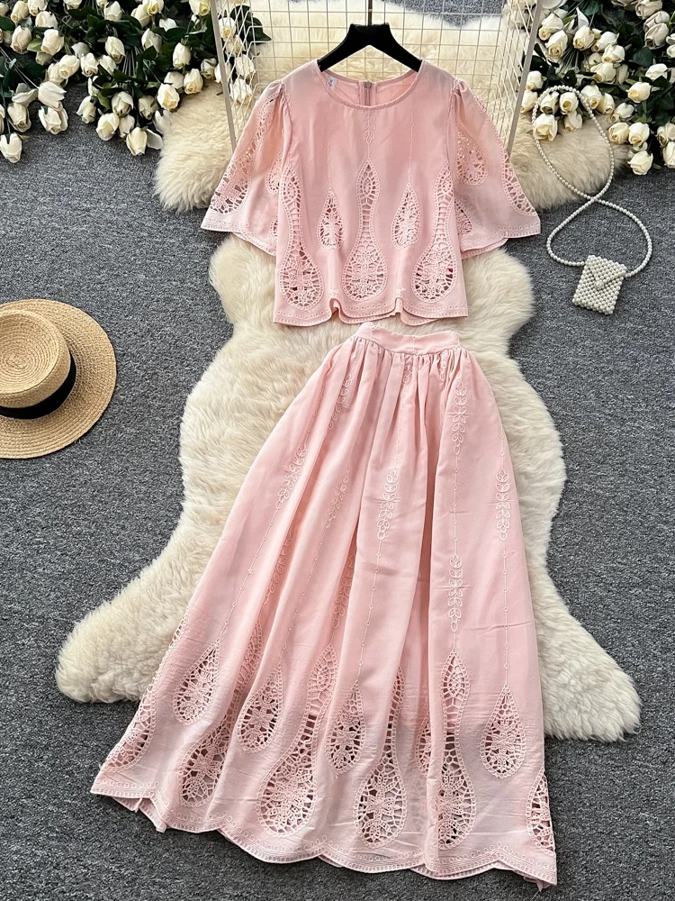 

Элегантный кружевной топ с рукавами-фонариками и юбка с завышенной талией: женский комплект из двух предметов, стройнящий силуэт, летняя мода 2026