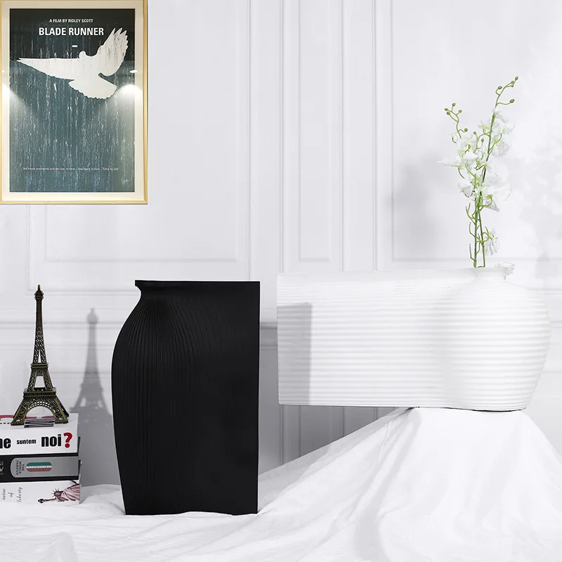 

Modern Minimalist Black and White Resin Striped Vase Living Room TV Cabinet Show Flat Resin Ornament Decorative Vase
