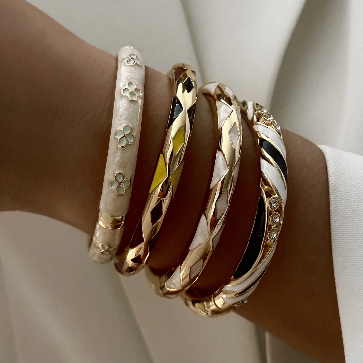 Klassisches Schwarz-Weißes Geometrisches Offenes Armband für Frauen, Ethnischer Stil, Emaille-Blume, Zirkon, Feder-Armreif, Stapelbarer Handgelenkschmuck – Detail 2