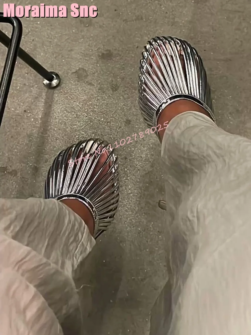 Zapatillas de punta redonda huecas para mujer, zapatos de tacón alto de aguja sin cordones de charol plateado, deslizantes de verano