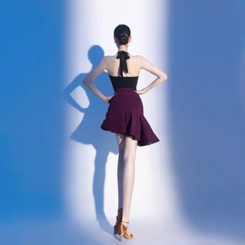 Zestaw do tańca latynoamerykańskiego dla dziewcząt: czarny trykot typu halter, fioletowa spódniczka z falbankami, kostium do samby, rumby i tańca liniowego dla kobiet.