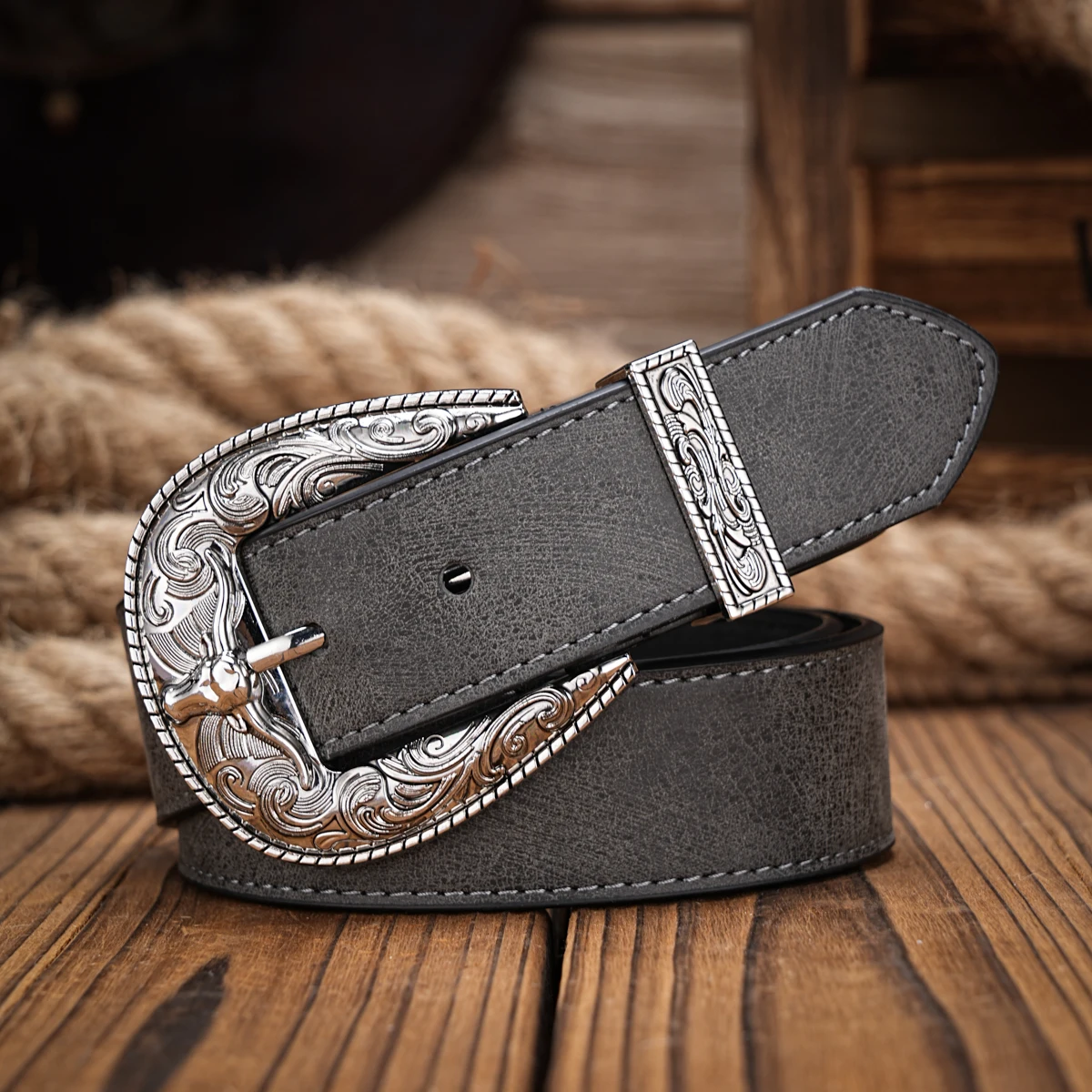 A men\'s and women\'s casual retro belt Western style! PU leather belt with metal buckle, suitable for daily work wear