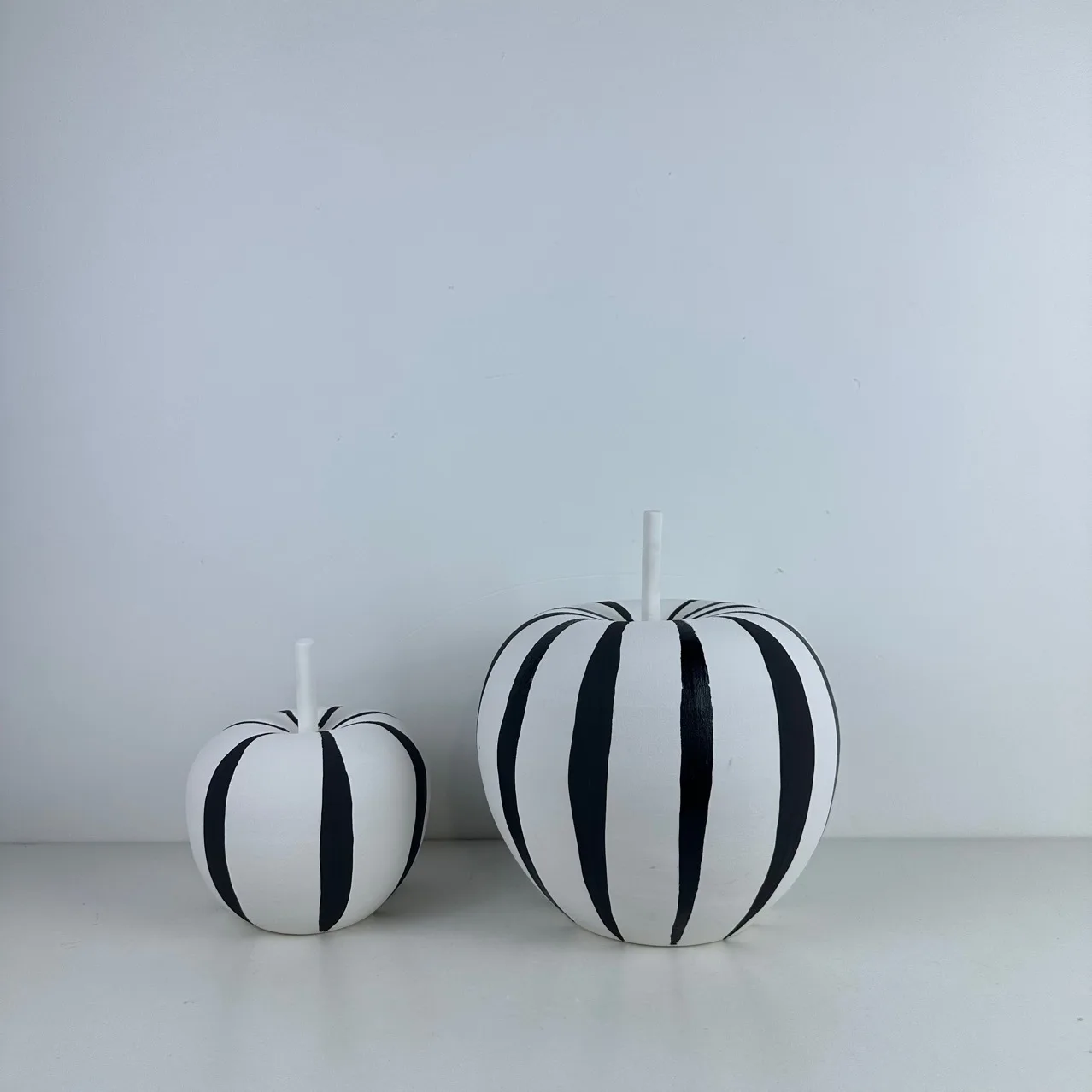 

Ceramic Handicraft Black and White Striped Zebra Apple Geometric Apple Decorative Figurines Room Decoration Accessories