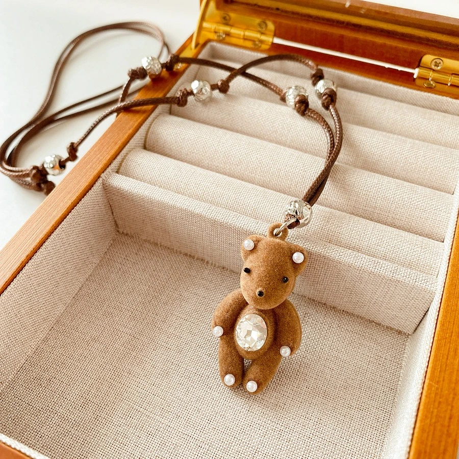 

Plush Teddy Bear Pendant Necklaces for Women Cute Style Leather Rope Imitation Pearl Beads Neck Chain Woman Jewelry Daily Party