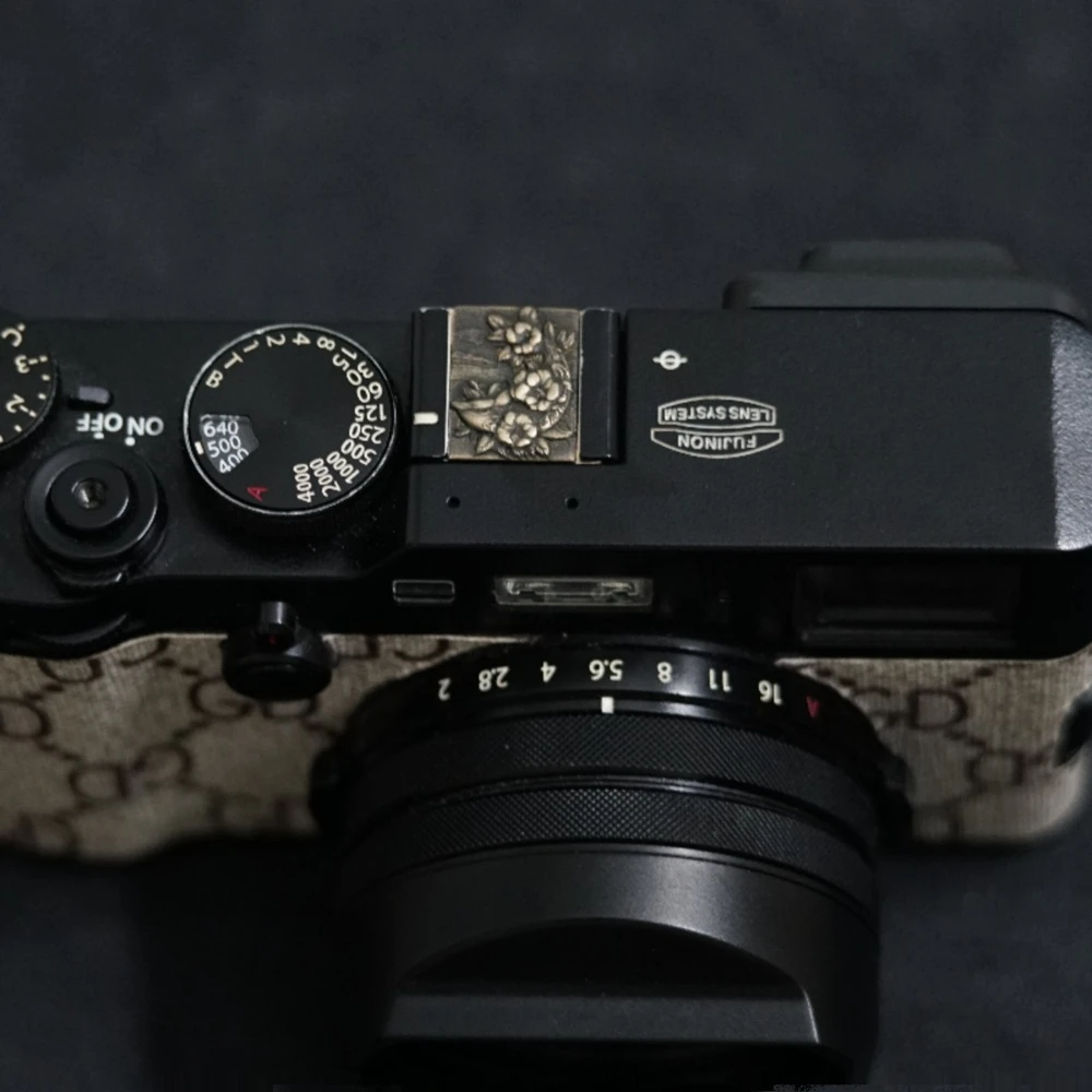 Copertura per slitta calda in metallo per fotocamera Dolphin per Fujifilm X100F XT30 XT5 XPro3 XE4 XE5 XM5 X100VI Nikon ZF ZR Lumix S9 Pulsante otturatore