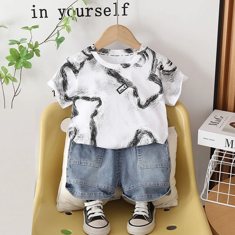 

Комплект детской одежды для мальчиков: летний костюм 2026 года, новые футболки с коротким рукавом и шорты с граффити, набор для малышей