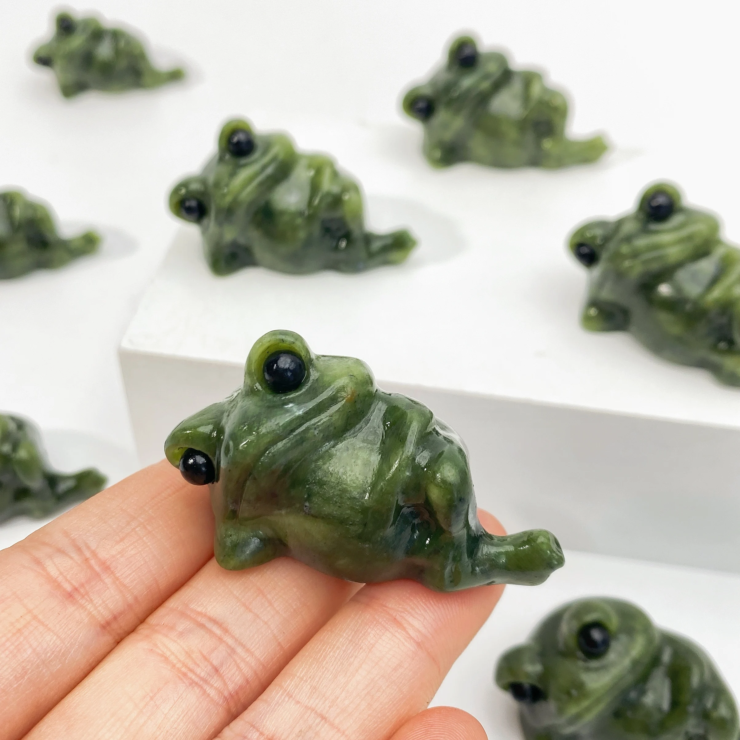 Random 1PC Natural Crystal Xiuyan Jade Frog Carving,Ideal For Easter Halloween,Graduation Gift,Home Decor,Festival Decor.