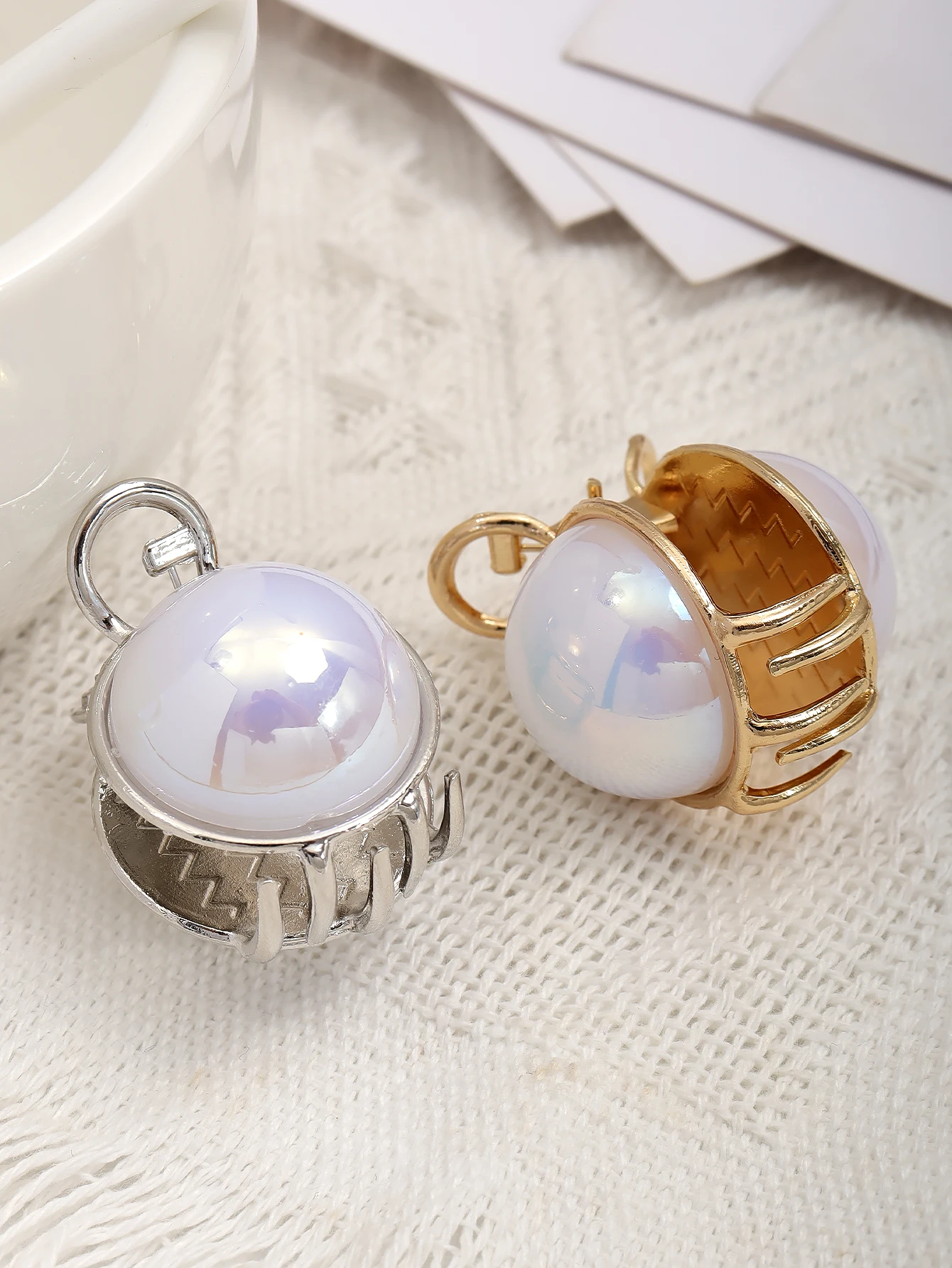 

Gradient color glossy delicate small metal grab clip semi-round pearl bangs ponytail hair grip temperament hairpin hair ornament