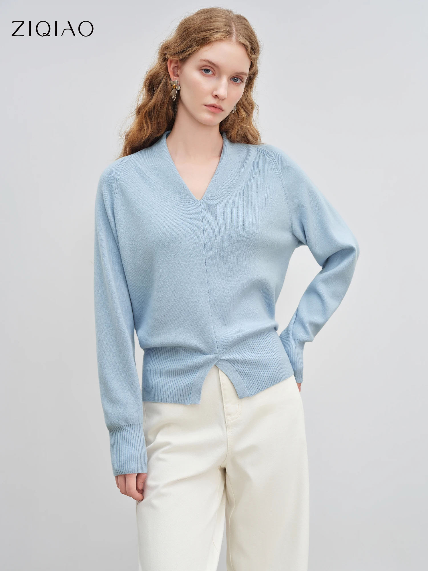 

ZIQIAO Маленький женский шерстяной свитер с v-образным вырезом и рукавами-колокольчиками, с разделенным подолом, новинка зимы 2025 года, идеально подходит для слоя