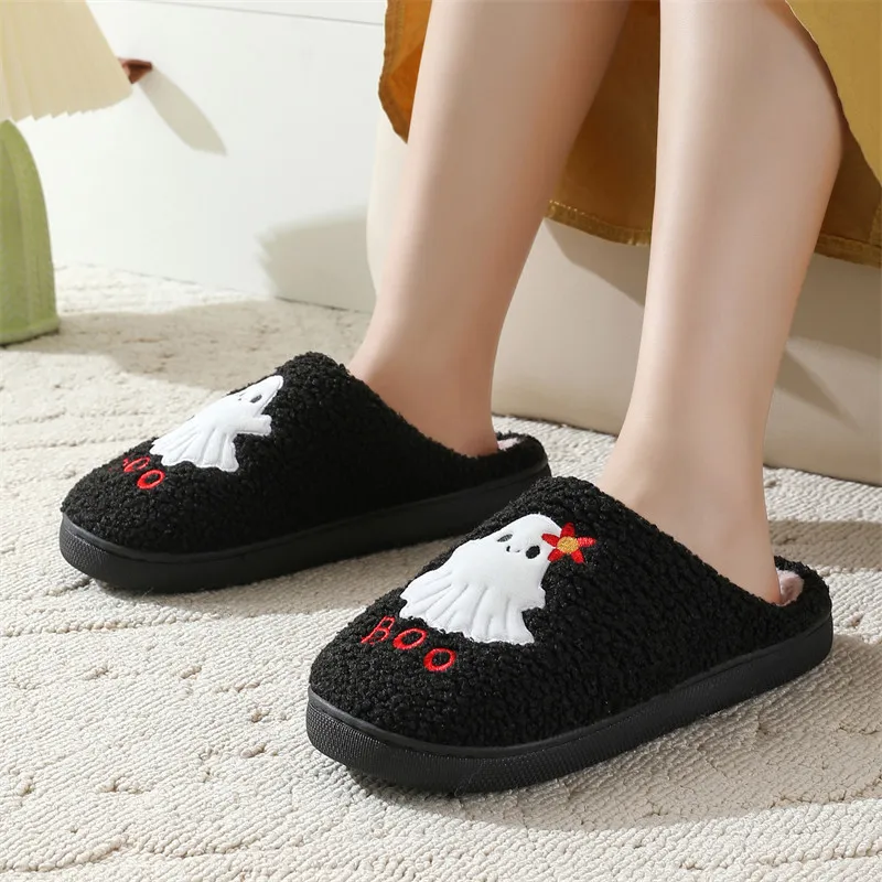 

Домашние тапочки с милым мультяшным призраком на Хэллоуин, удобные нескользящие домашние шлепанцы на мягкой подошве, черные теплые короткие плюшевые парные тапочки в стиле панк
