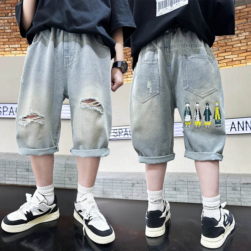 

Новые летние детские рваные джинсовые шорты с мультяшным принтом для мальчиков-подростков, модные повседневные рваные джинсы, капри, брюки с отверстиями