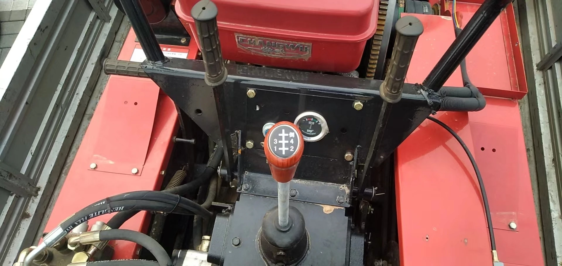 2025 nuovo coltivatore multifunzionale Cina microcoltivatore cingolato microcoltivatore ad alta capacità di vendita calda