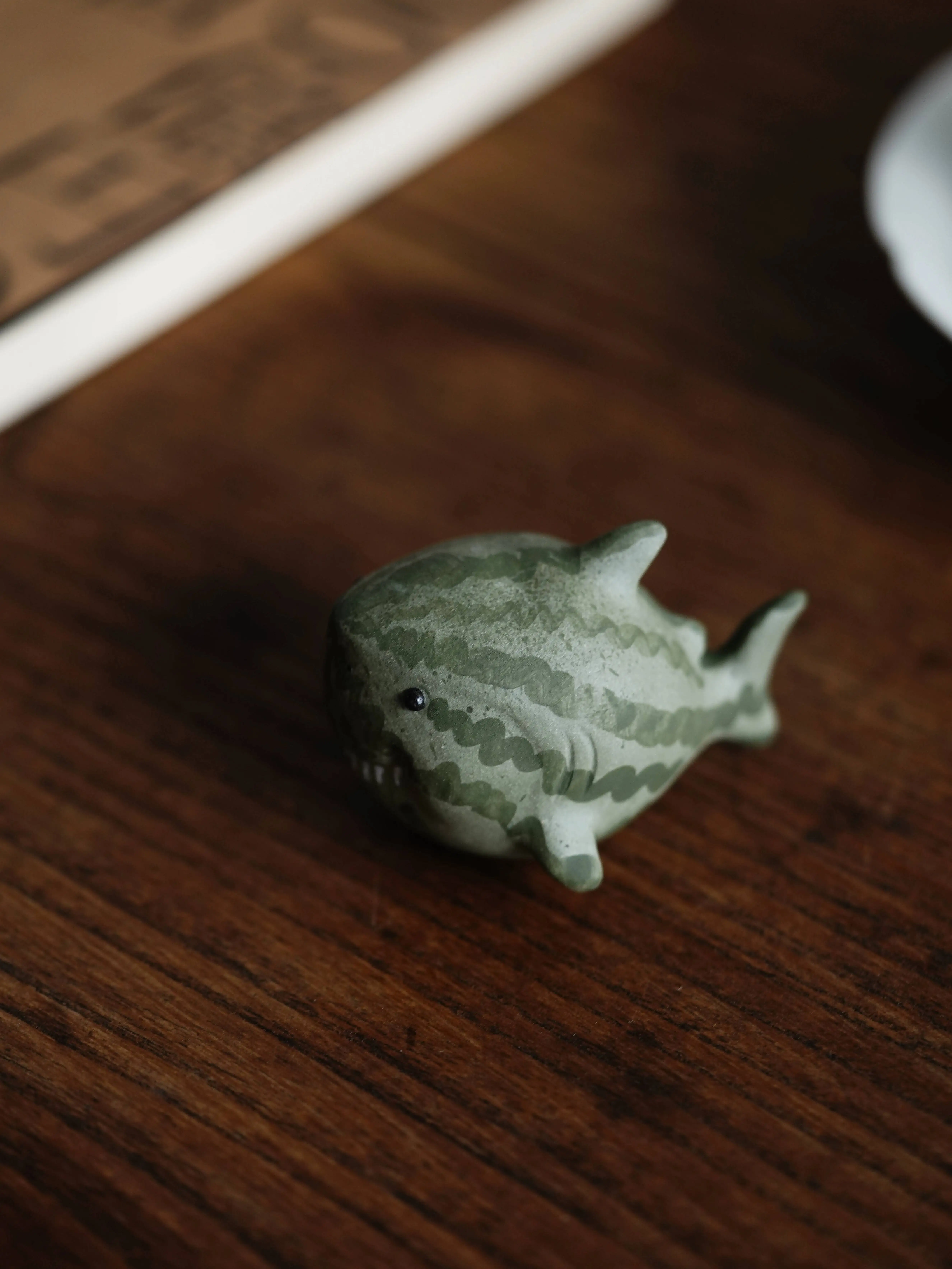 

Фиолетовая глина, украшение в виде акулы, стол, маленькая игрушка, новый китайский стиль, ремесленное изделие, можно использовать для ухода и игр, чайная церемония