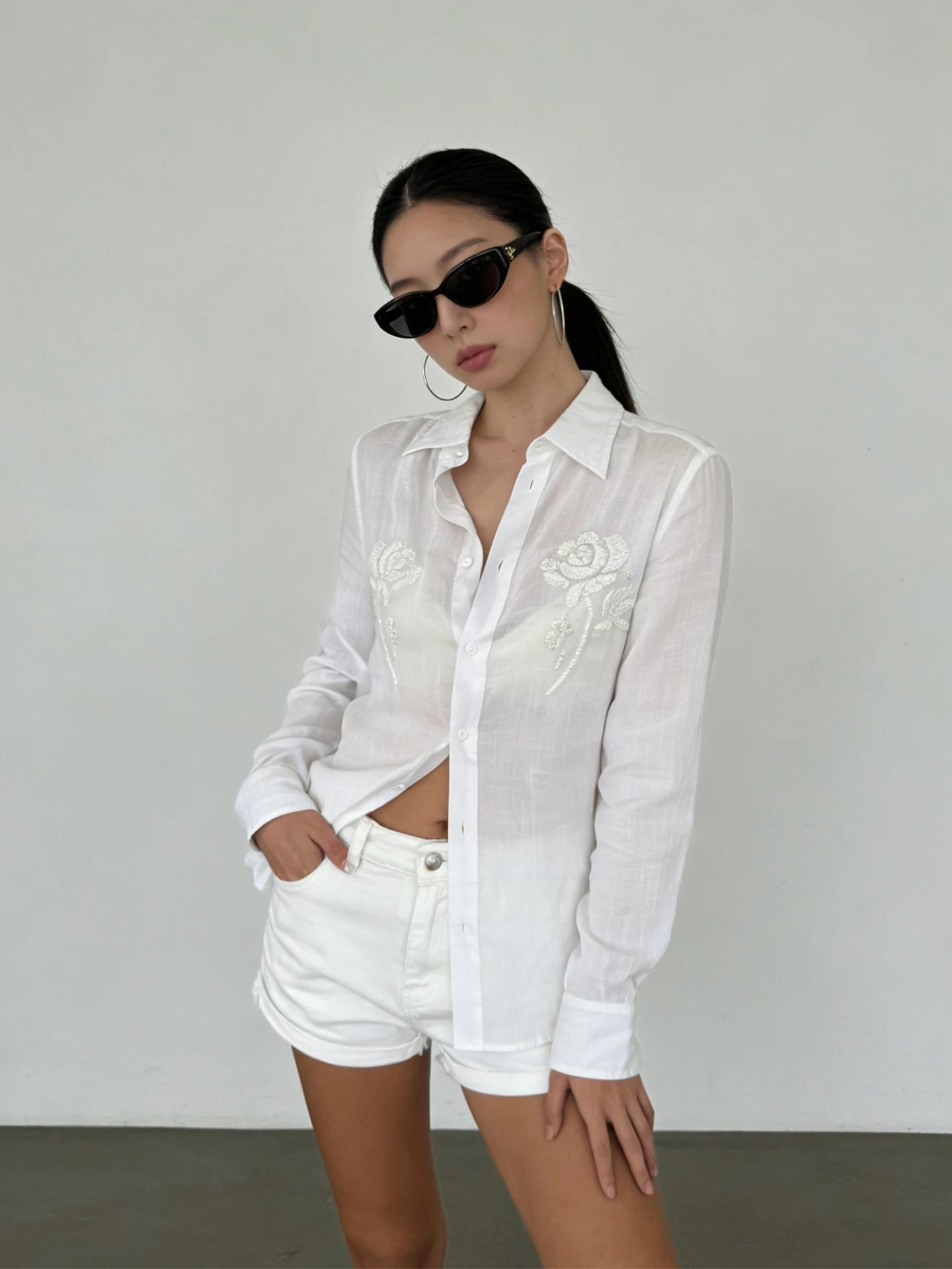 

Рубашка Umi Heavy Industry с 3D-вышивкой розами, белая, из льна, женская, класса люкс, в новом китайском стиле, полупрозрачная, 2026 год...