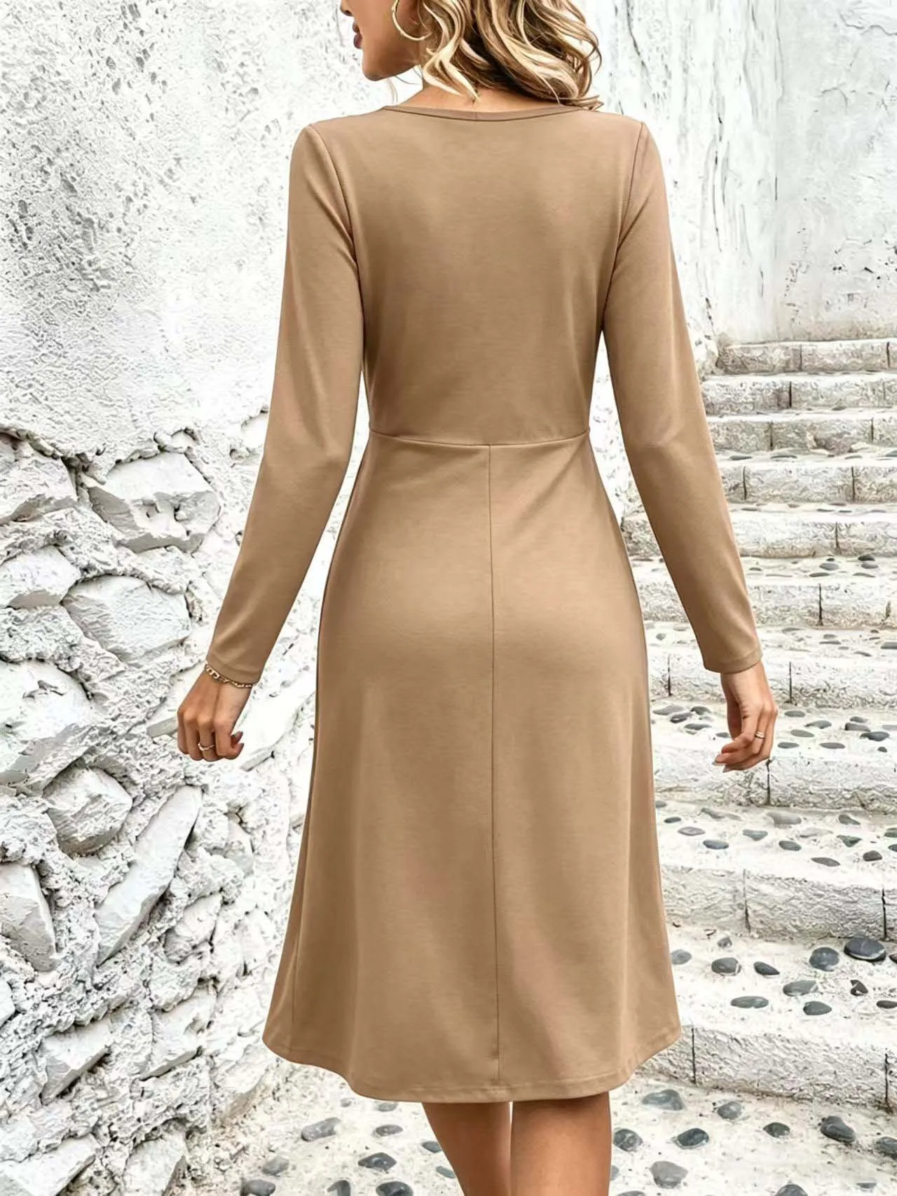 Neues Damenkleid mit V-Ausschnitt, überkreuzter Taille, gerafften Langen Ärmeln, Midi-Maxi-Länge – Detail 17