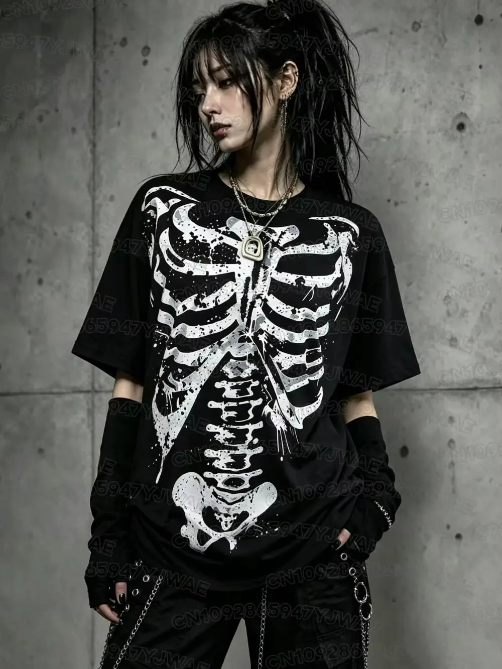 Sommerliches Gothic-Kreuz-Skelett-T-Shirt in Schwarz-Weiß, Alternative Unisex-Emo-Oberteil mit kurzen Ärmeln, Paar-T-Shirt, lässige Oberteile für Damen und Herren – Detail 4