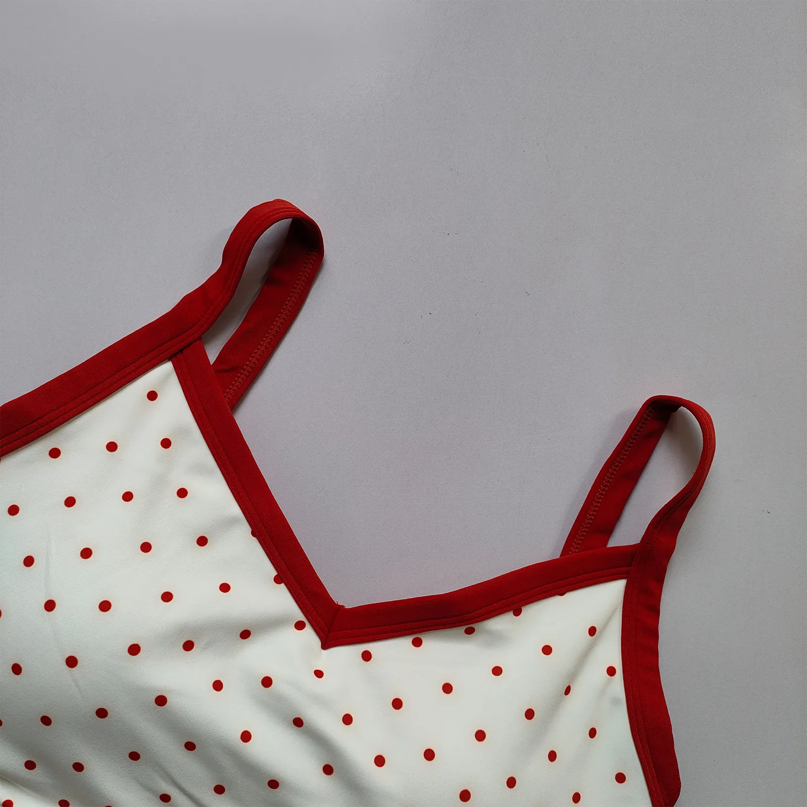 Gepunktetes Yoga-Camisole in Kontrastfarben, stoßfester All-in-One-Sport-BH mit integrierten Cups für Laufen, Pilates und Fitness, Damenbekleidung – Detail 11