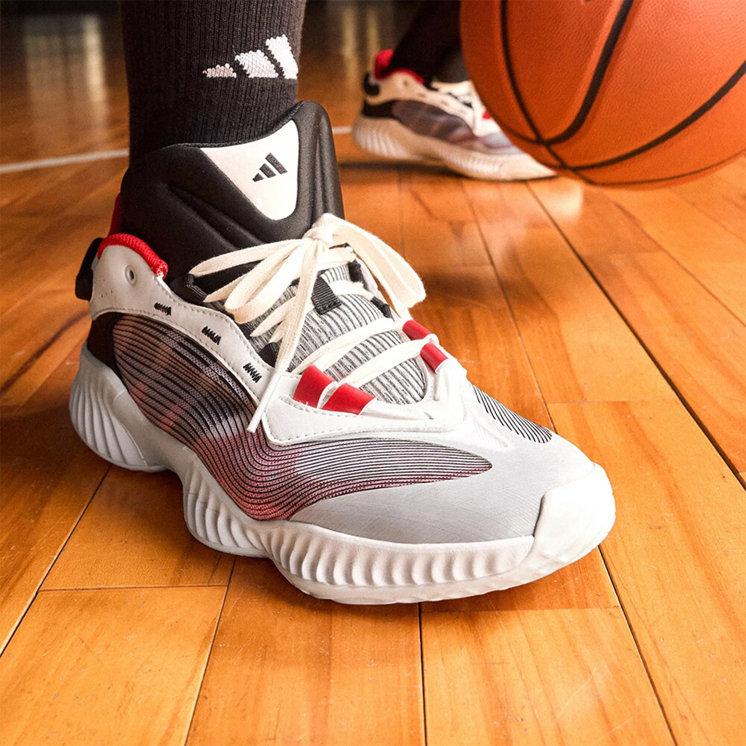 

Оригинальные мужские баскетбольные кроссовки adidas с мягкой подкладкой JH5837