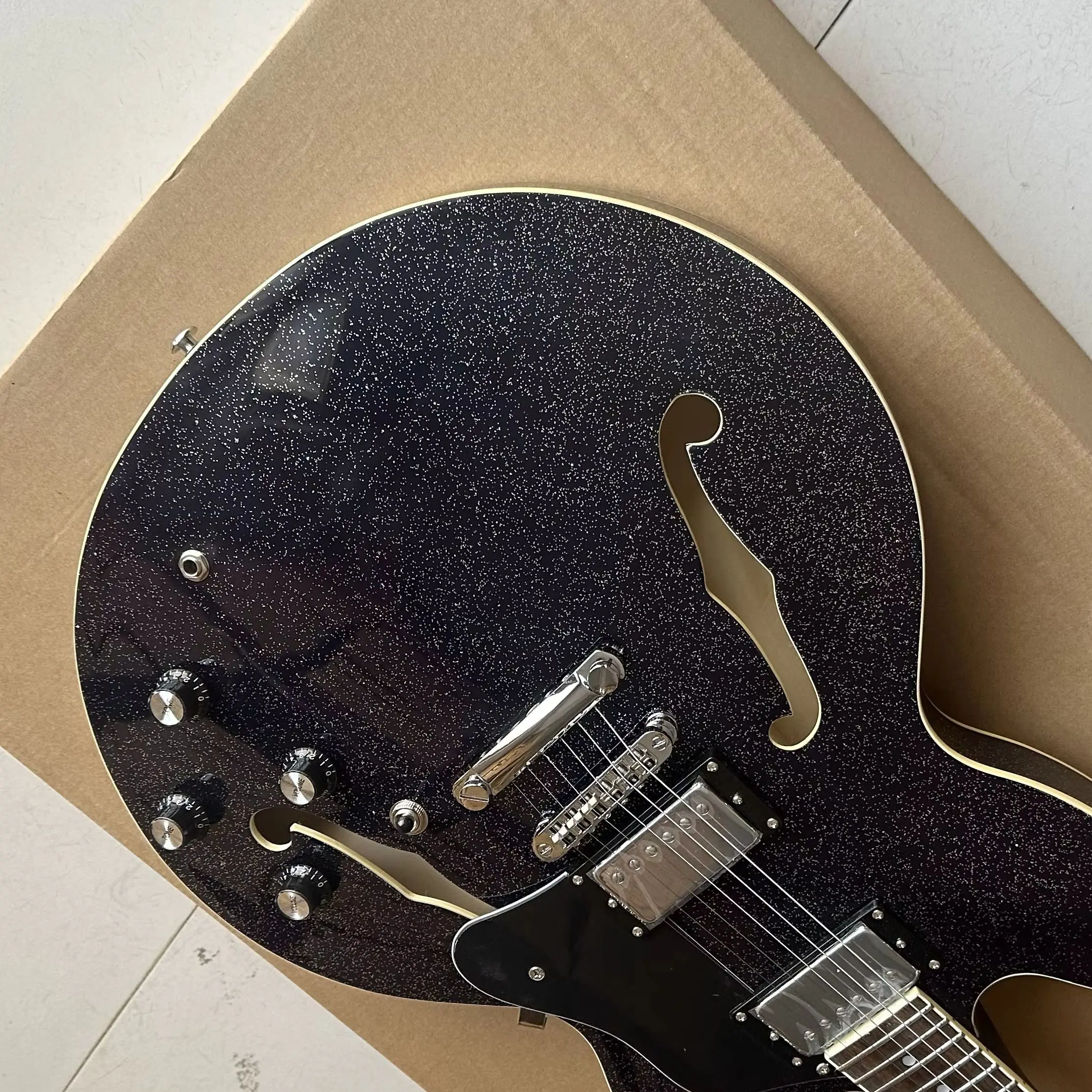 جيتار كهربائي أسود شبه مجوف عالي الجودة مع شحن مجاني