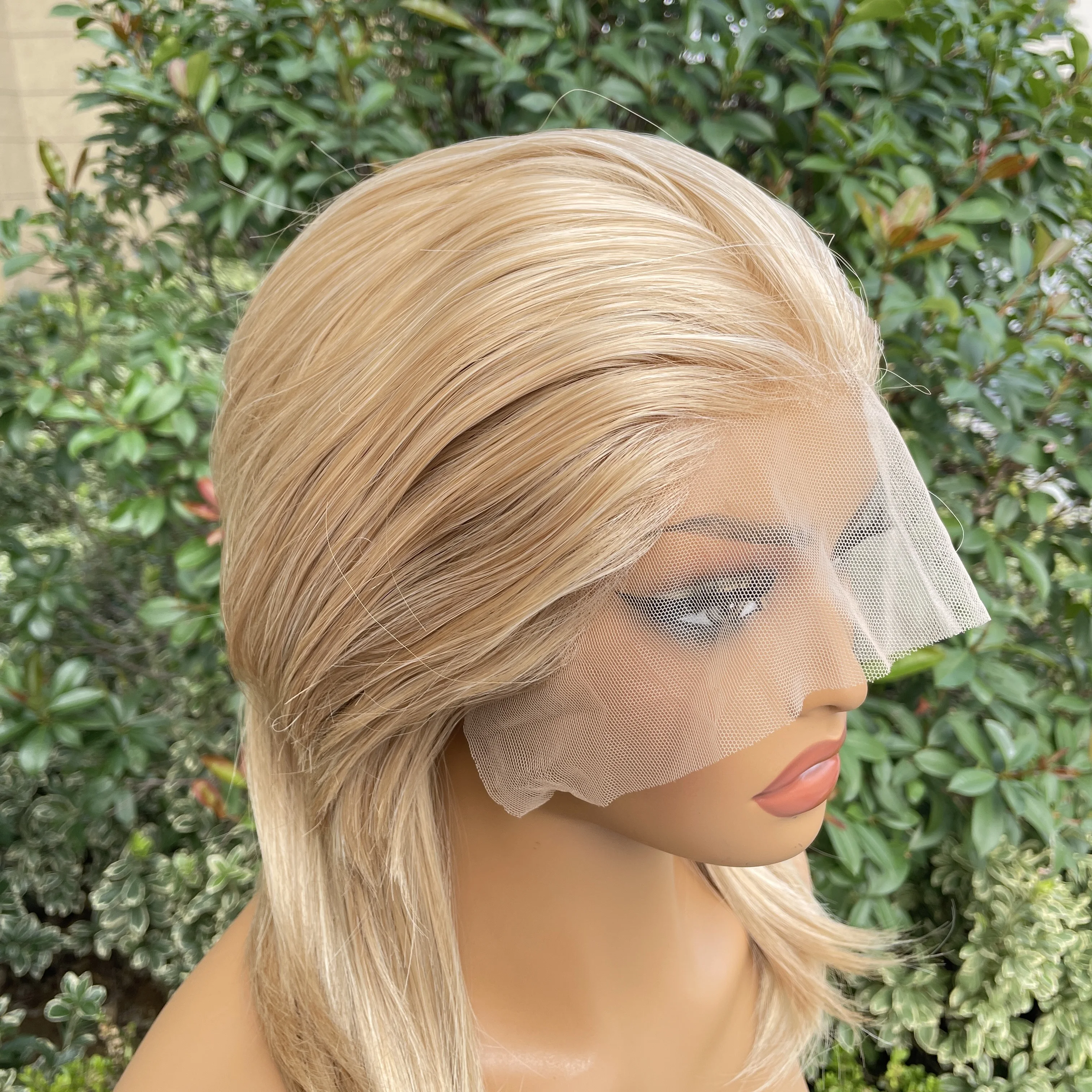 Parrucca cosplay triglia corta alla spalla per le donne Parrucca bionda mista riccia 13X4 parrucca anteriore in pizzo sintetico mezza mano legata senza colla 150%