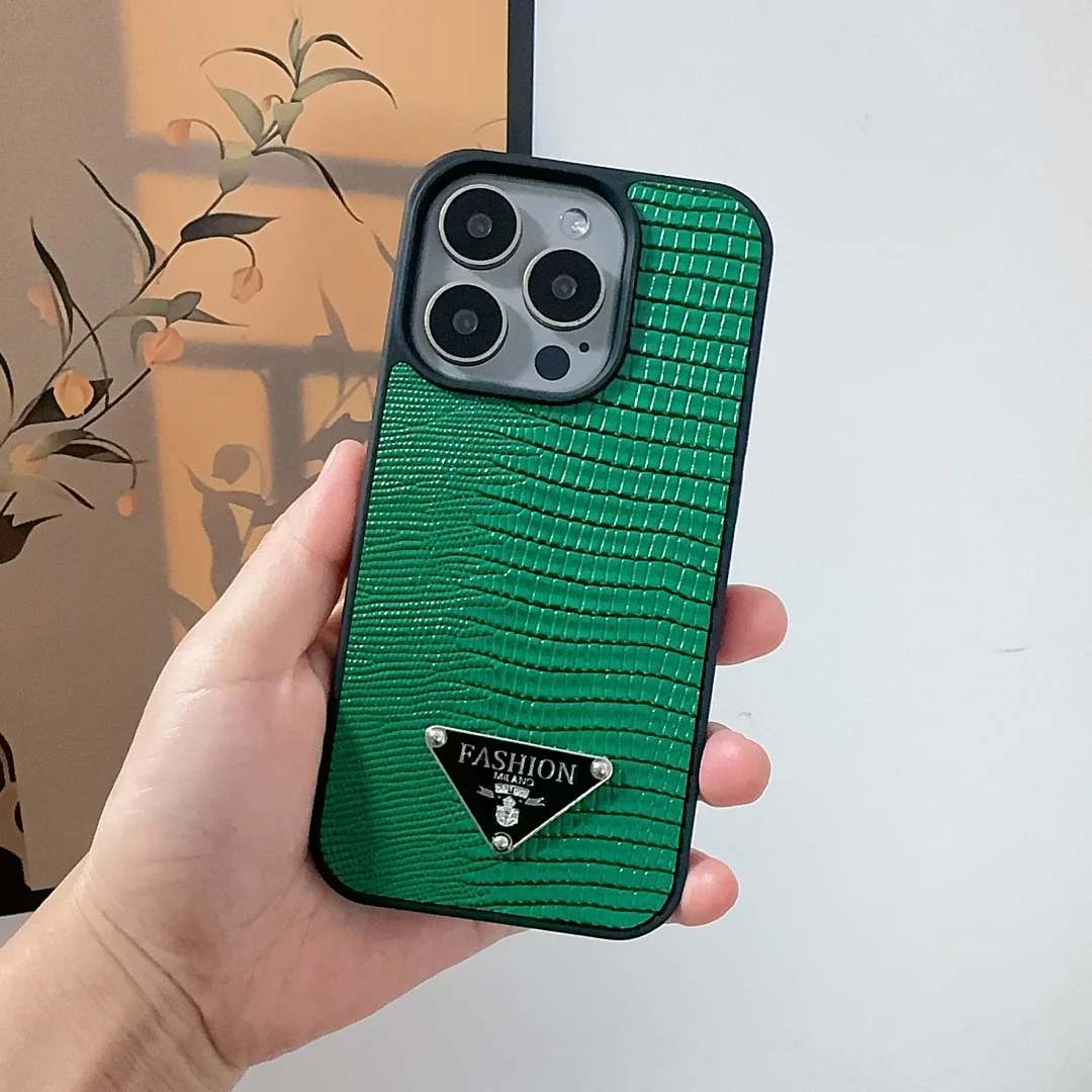 Custodia con lettera triangolare in pelle PU animale di lusso per iPhone 17 16 15 14 Cover per telefono 13 12 11 Pro MAX Custodia rigida antiurto posteriore