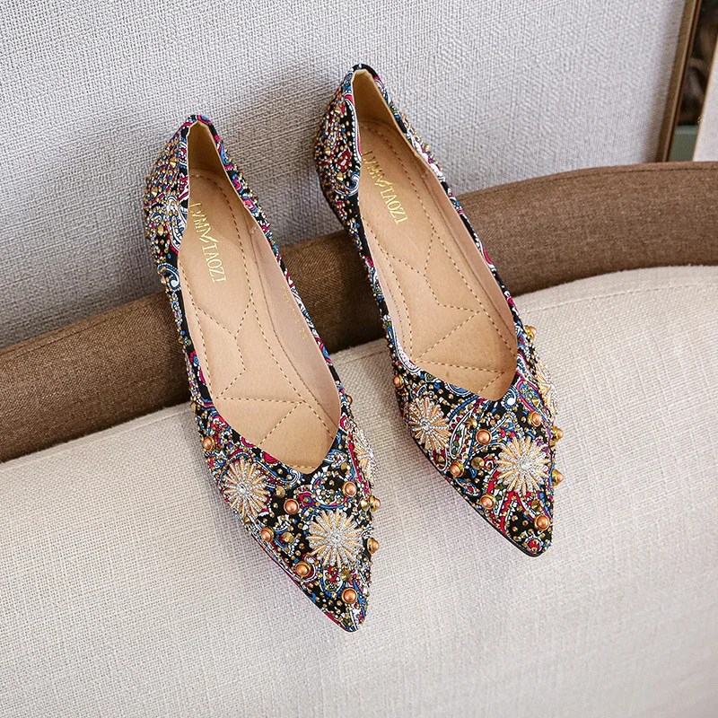 New 2024 Pointed Toe Women Flat Rhinestones Loafers Autumn Rivets Classic Ladie Flats Shoes Women's Ballet Flats Soft Boat Shoes