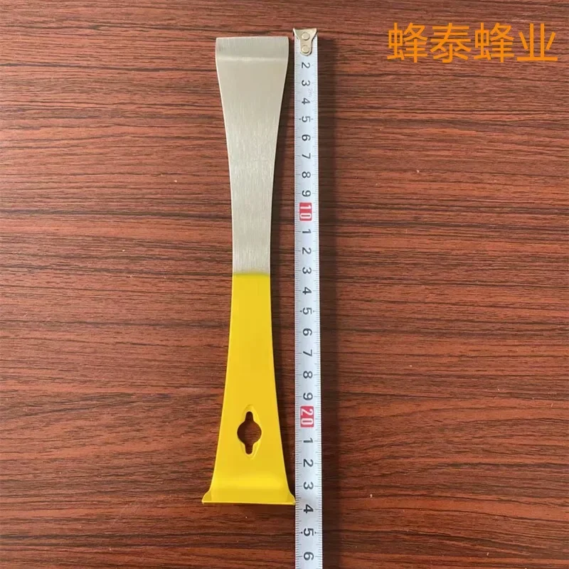 A Semi-yellow Flat Plate Scraper Stainless Steel Metal Beehive Scraper Stainless Steel Honey Cutter