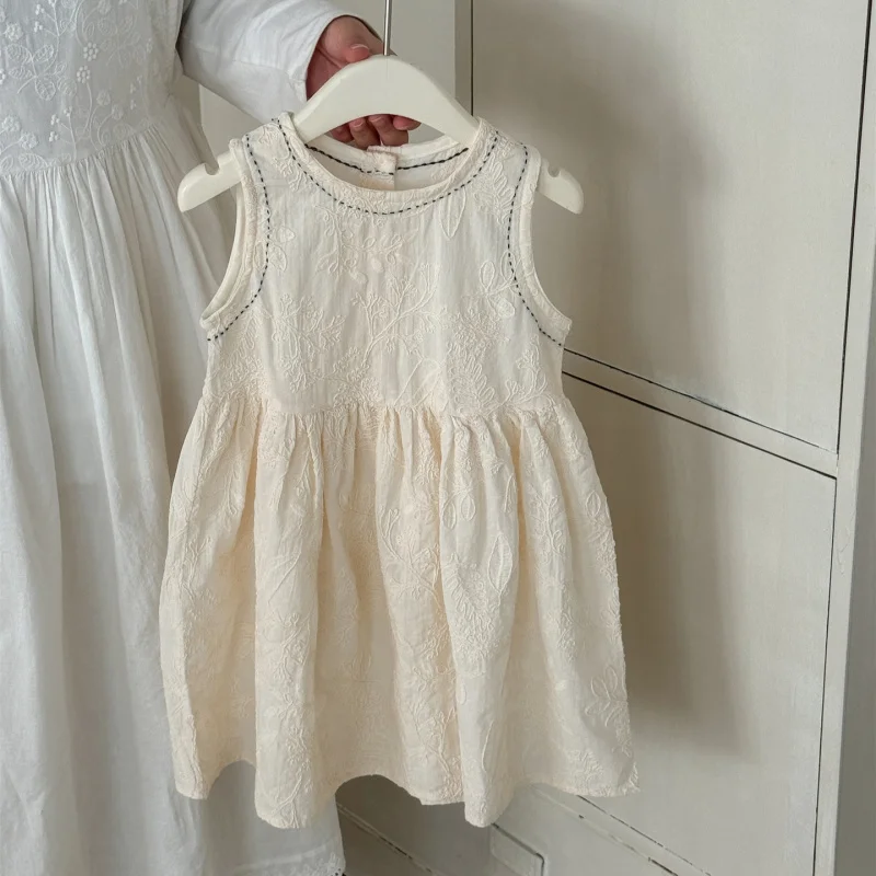 

Tongqunlai hugs2026Spring new arrival: loose, stylish, high-quality pure cotton embroidered lace dress for girls