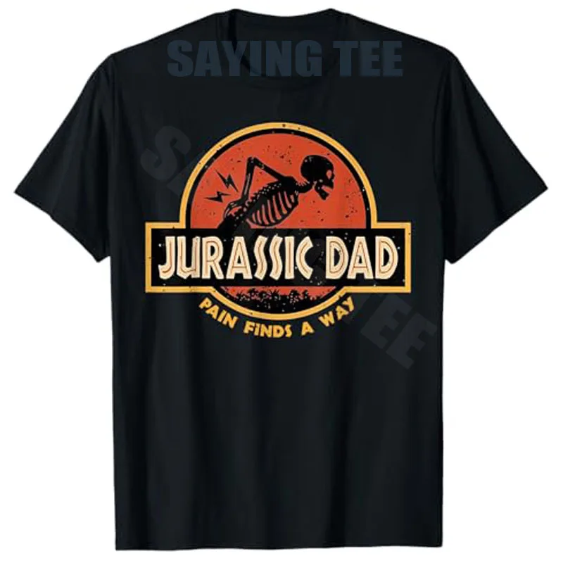 Camiseta Esqueleto Engraçada e Sarcástica com a Frase 'Jurassic Dad Pain Finds A Way', Estilo Y2k, com Piada de Papai Pré-histórico, Humor e Filhos, Roupa Estilosa