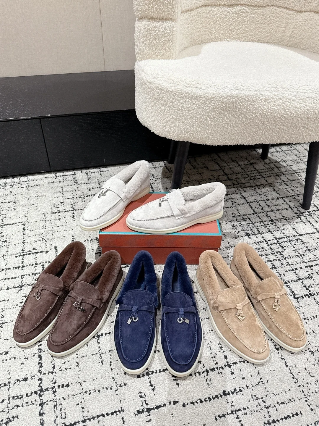 

Designer Women's Shoes 2025 Autumn and Winter Fleece-Lined Loafers Women's Wool Tassel Buckle Slip-On Flat Shoes Warm Slip-On Furry Shoes