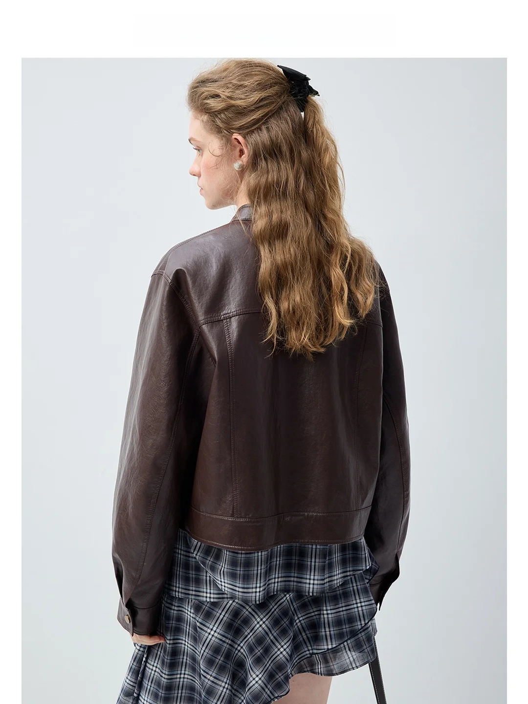 Jaqueta de Couro Feminina Estilosa VEGA CHANG Marrom com Detalhes Resistentes ao Vento, Corte Reto, Coleção Primavera 2026