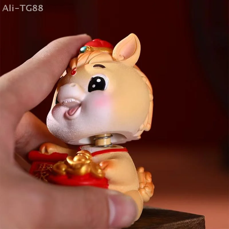 2026 لطيف سنة الحصان زخرفة الحصان العام التميمة دمية زودياك الحصان DIY بها بنفسك سطح المكتب الديكور سيارة زخرفة السنة الجديدة هدية