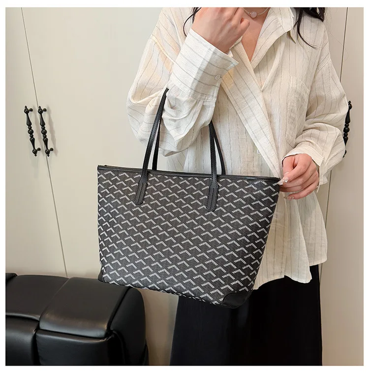

‌‌Fashion Printed Large Capacity Tote Bag for Women Stylish Shoulder Sling Bag Adjustable Strap Perfect for Students & Commuters