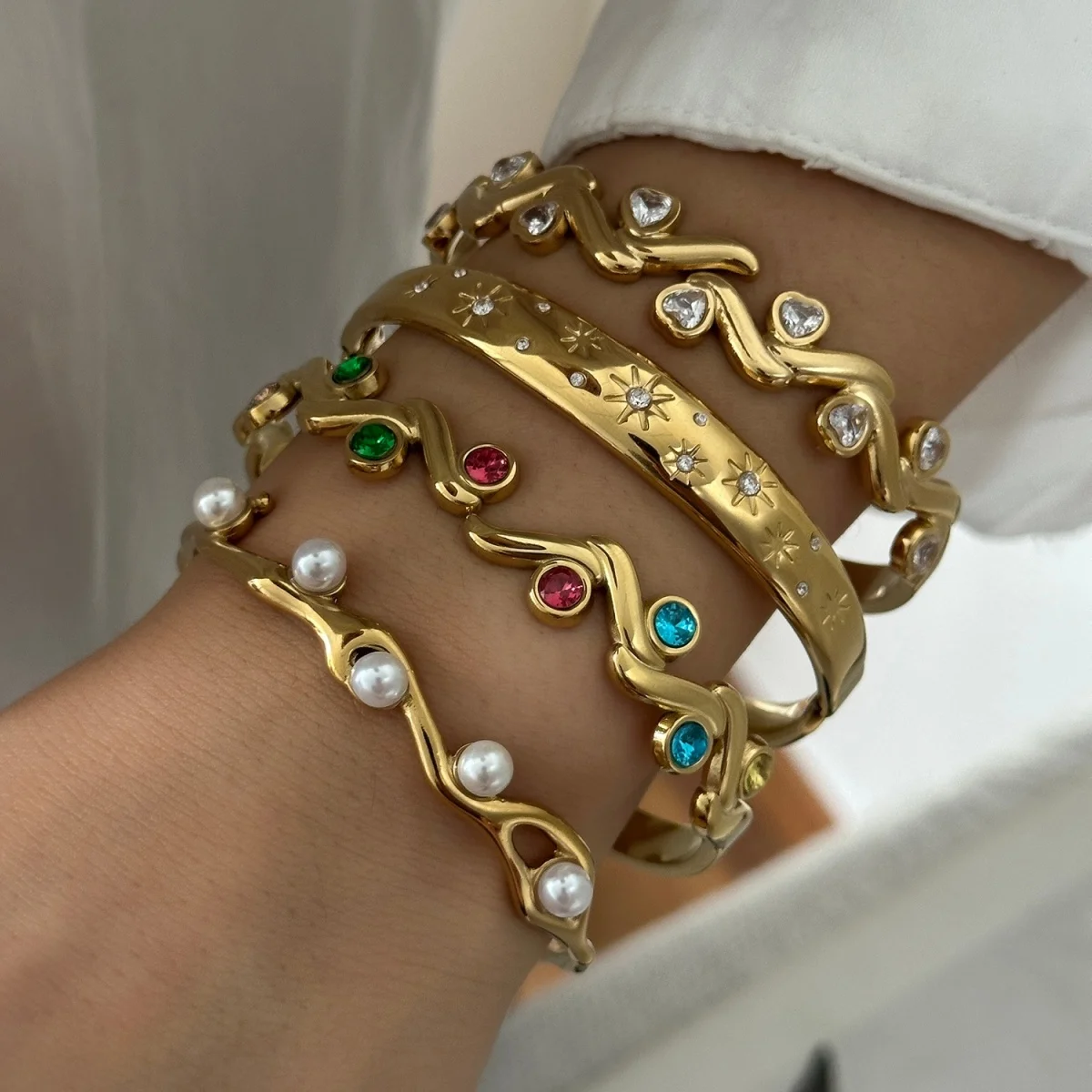 Vintage-Armreifen aus Edelstahl mit simulierten Perlen und Wellenmuster für Damen und Herren, bunter Zirkon-Stern, Liebesherz, gedrehter Armreif, Schmuck – Detail 15