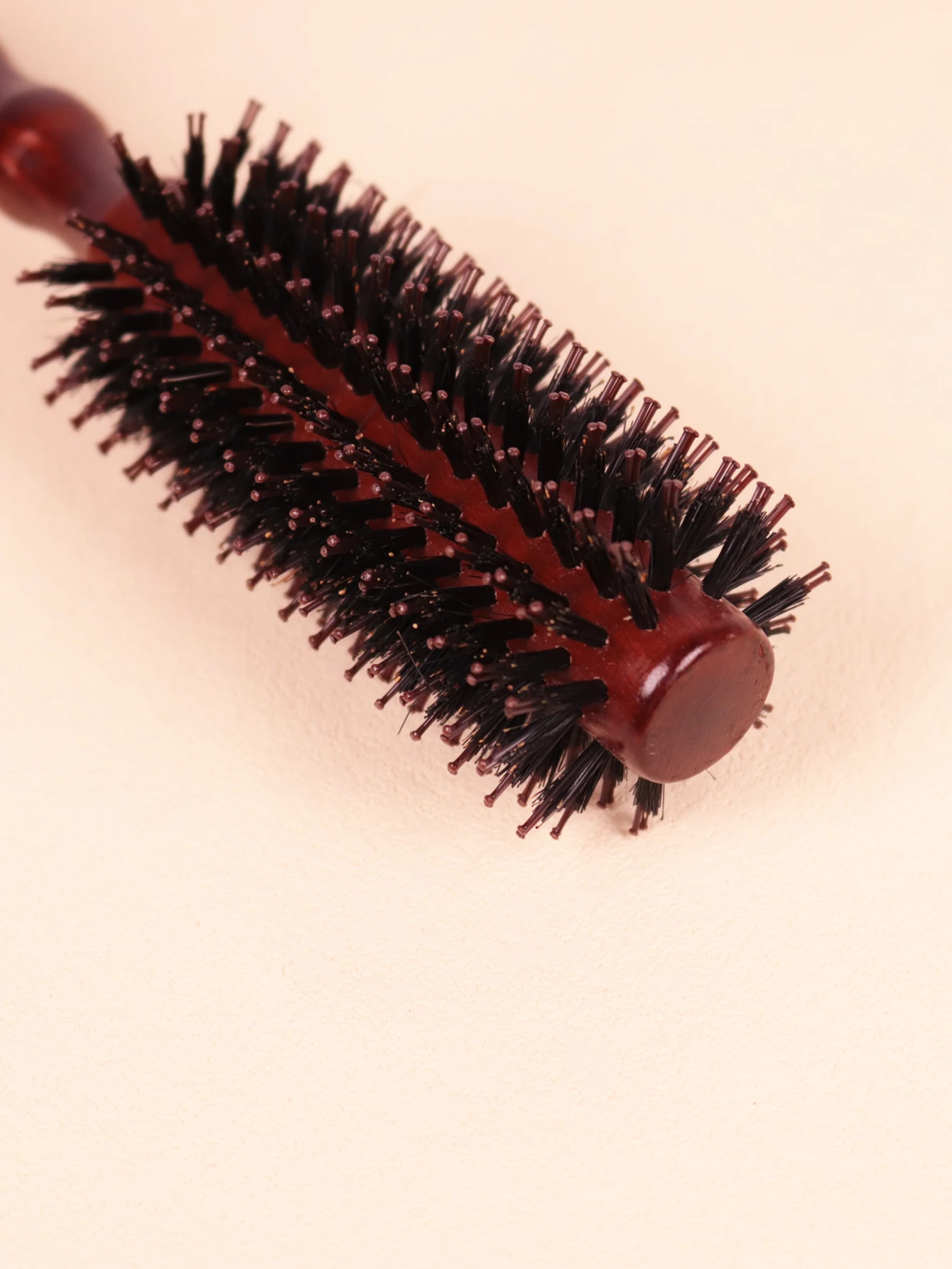 木製ハンドルの丸いローリングブラシ、ストレートツイルヘアコーム、本物の髪のウィッグ専用の理髪ツール