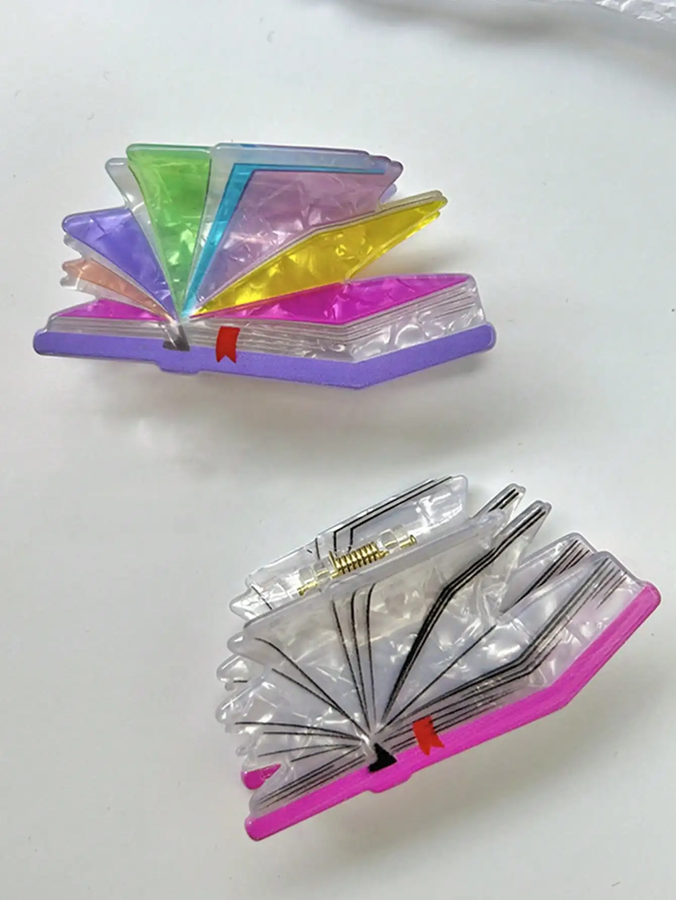 Pinza para el pelo mediana con libro de dibujos animados de colores falsos para mujer, 1 unidad, para peinados pequeños y semi-up