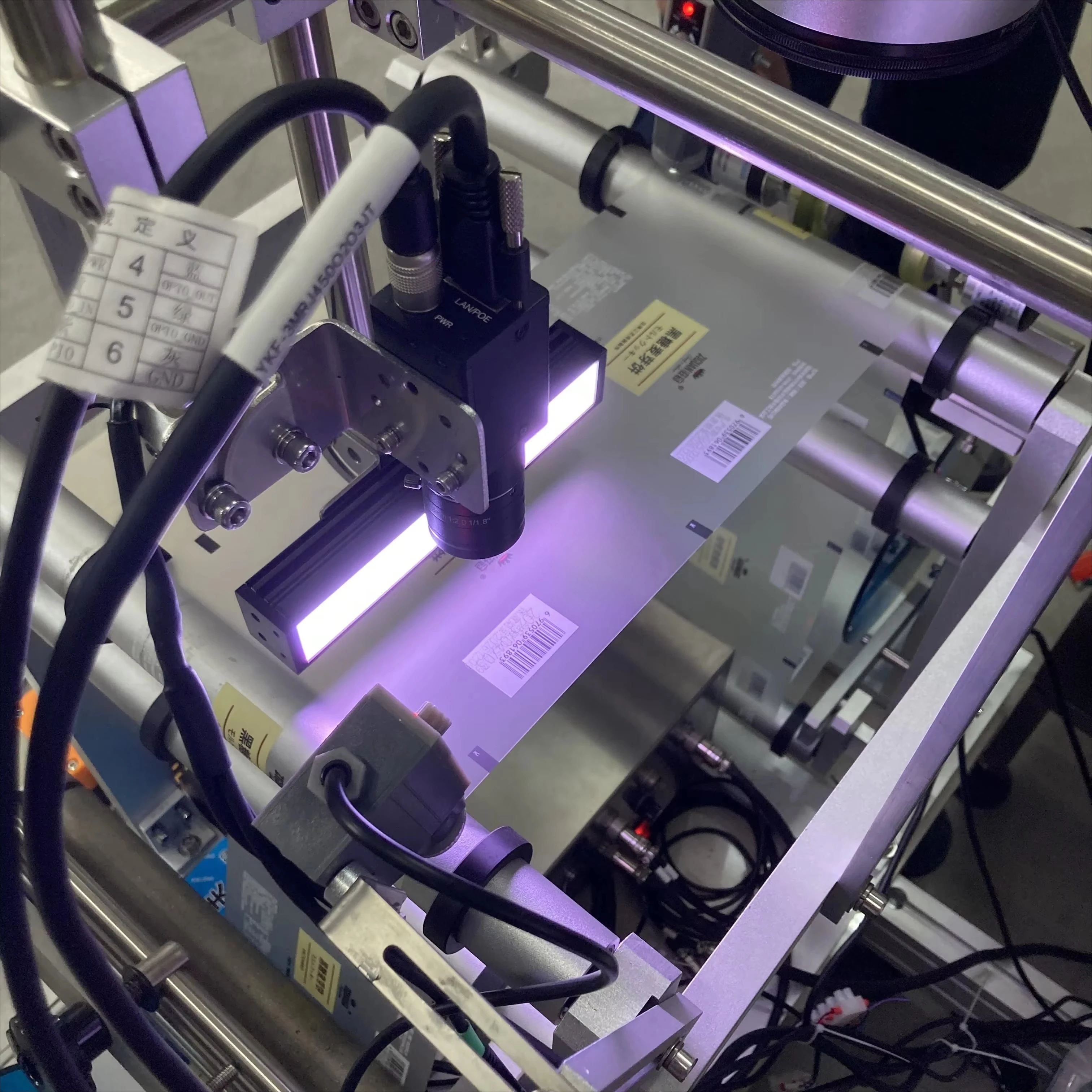 نظام رؤية صناعي فعال للكشف عن العيوب وطباعة رمز تاريخ الباركود وأكياس الزجاجات البصرية #4