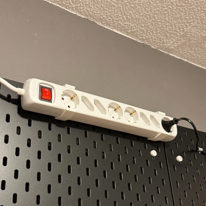 Soporte para Enchufes de Panel Perforado para IKEA Skadis, Soporte para Regleta, Organizador de Cables que Ahorra Espacio, Soporte de Pared de Fácil Instalación
