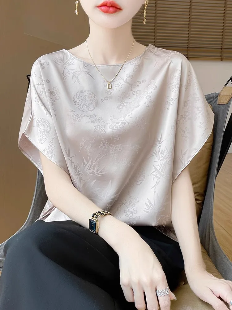 

Шелковая атласная женская блузка: летняя, свободная, стройнящая, модная, с рукавами «летучая мышь», с вышитым цветочным узором, в корейском стиле, прямого кроя.