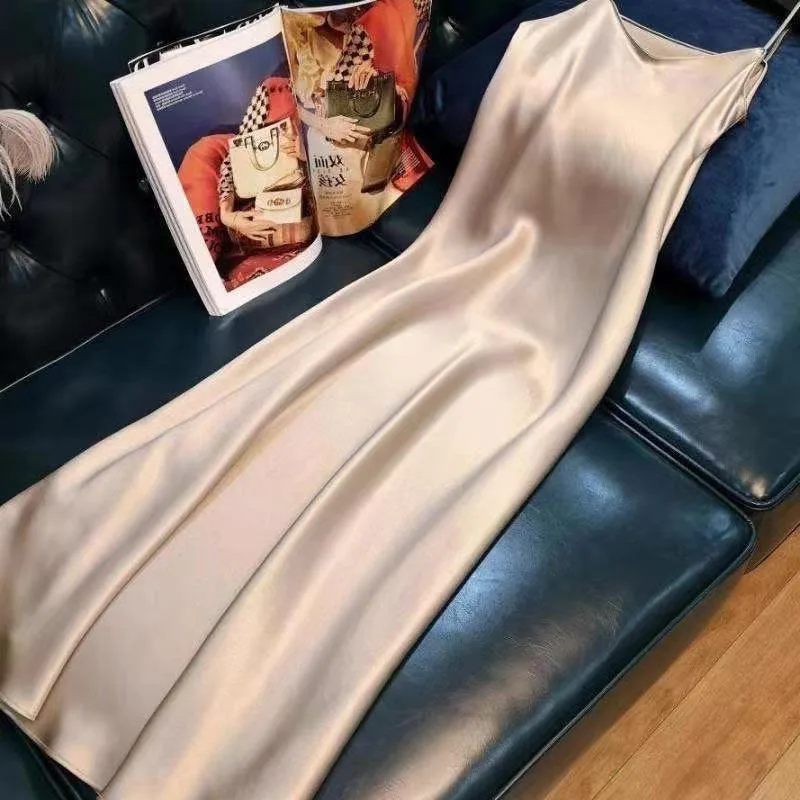 サテンドレス女性の夏の新しいサスペンダー背中の開いたカジュアル快適な V ネックファッションストリートセクシーな女性のドレス