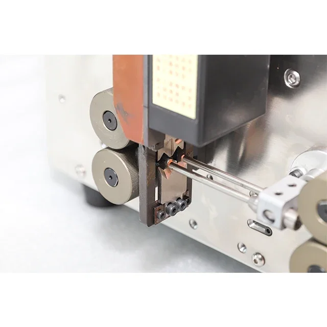 Automatic stripping machine for 0.5 - 25 square mm BV hard wire / BVR soft wire, a rapid cutting and stripping device for wires.
