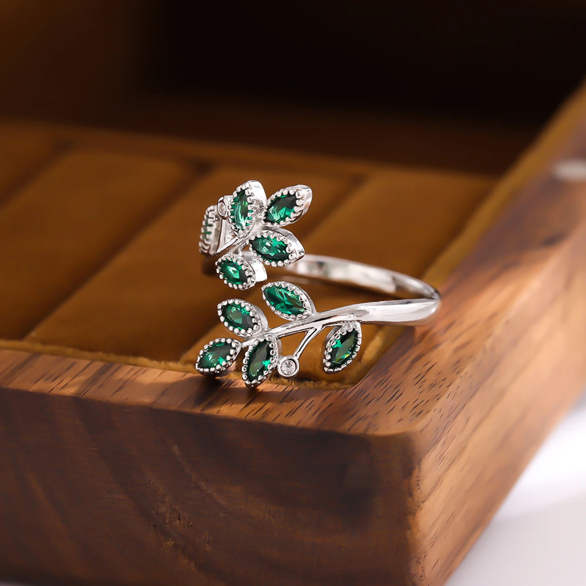 New Fashion Green Crystal Leaves 925 Sterling Silver Personality Temperament Creative Exquisite Opening Rings R376