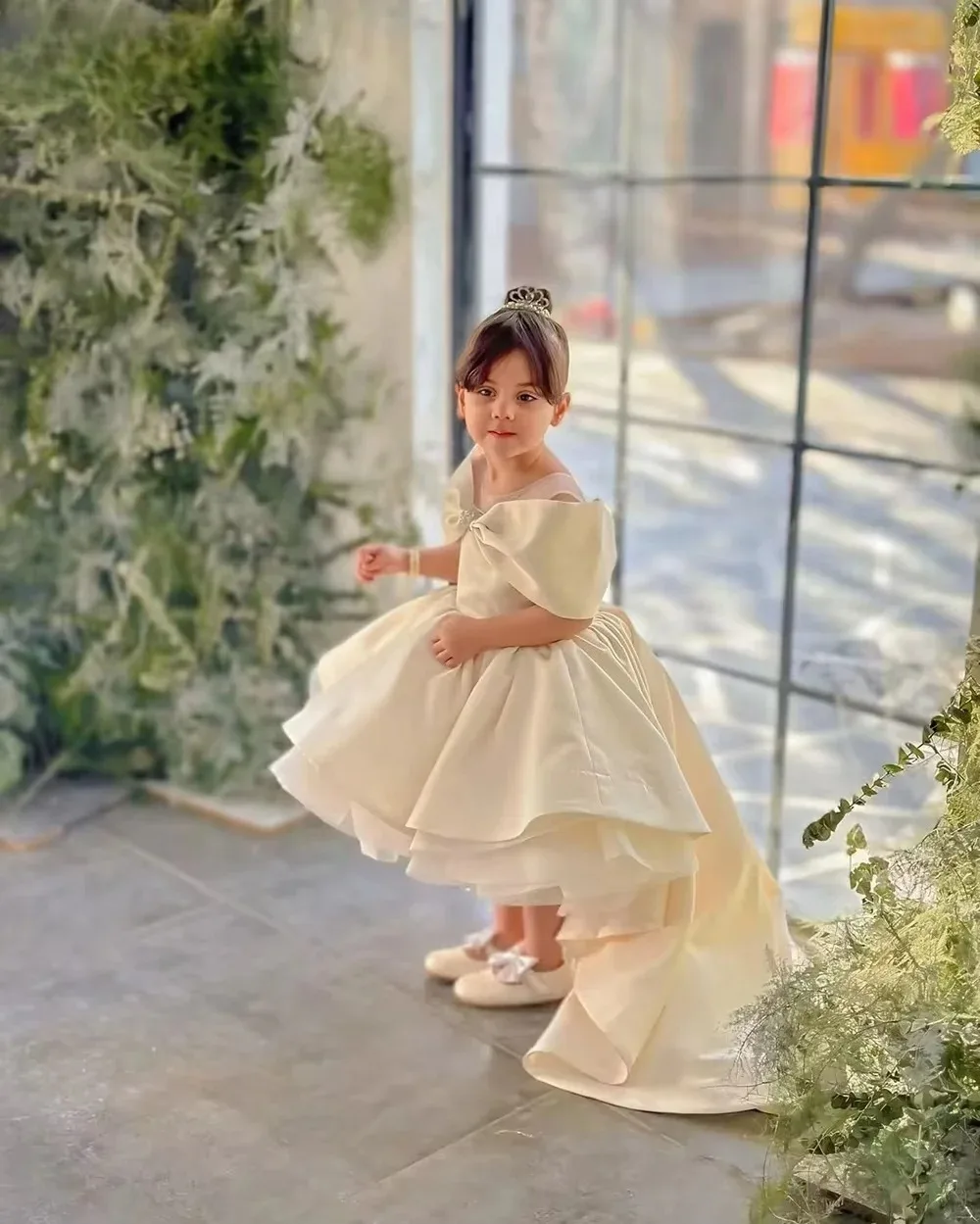 Vestidos personalizados de cetim para meninas, vestidos para casamento, ombro de fora, comprimento alto e baixo, primeira comunhão, bebês, crianças, vestidos de festa de aniversário