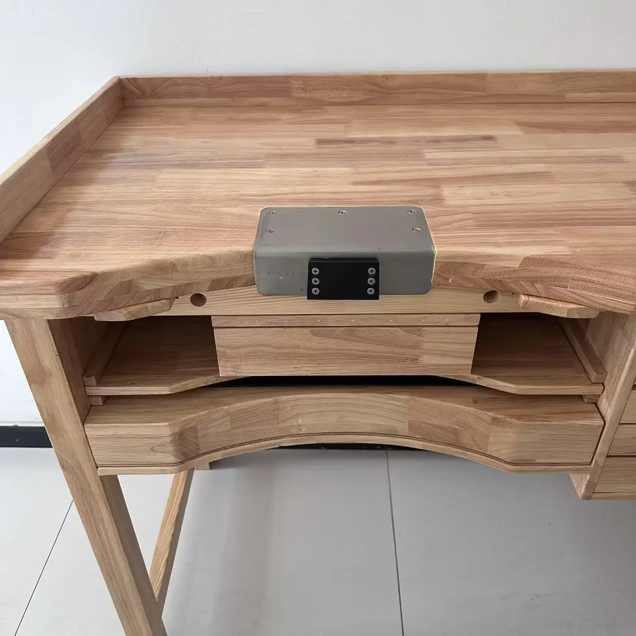 Goldsmith workbench with easy-to-operate pump woodworking bench