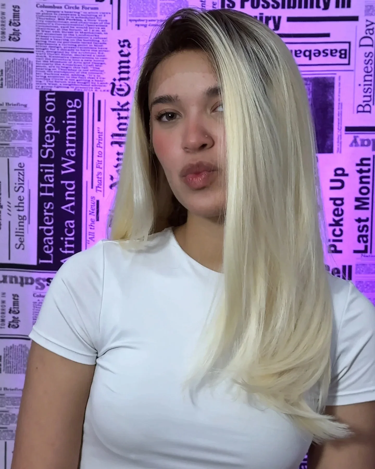 Wig Gelombang Alami Lapisan Elastis, Wig Rambut Sintetis Ombre Pirang Muda dengan Lace Front, Serat Tahan Panas, Hairline Preplucked