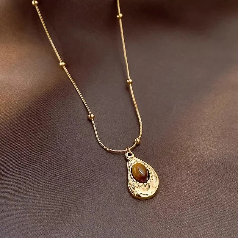Collar de piedra de ojo de tigre para mujer, cadena de clavícula de alta gama de nicho ligero de lujo, nuevos accesorios retro Maillard, acero de titanio