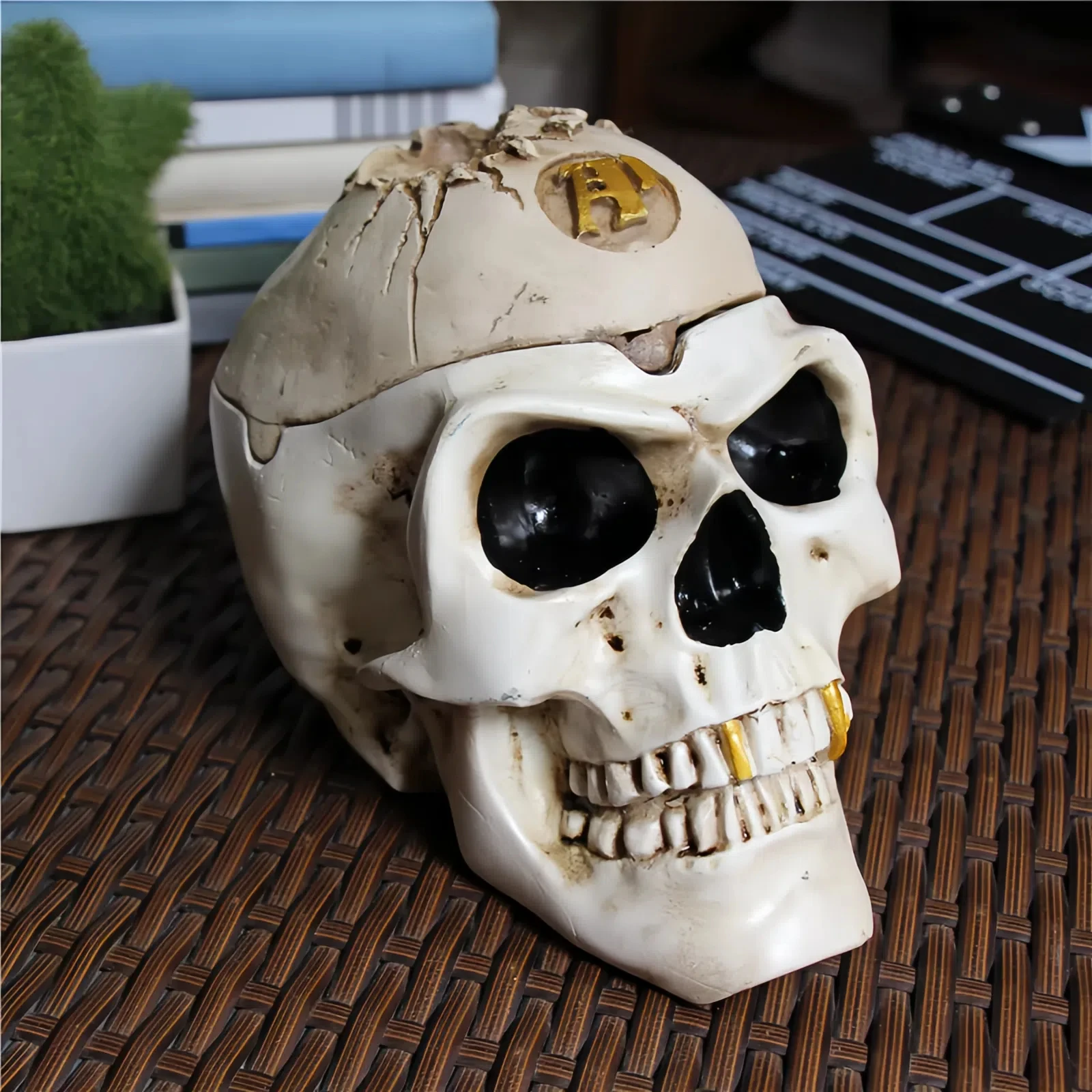 

1pc,5.31 Inches High Skull Ashtray,Skull Statue,Skull Ornaments,Creative Ashtrays,Ashtray with Lid,Smoking Ashtray