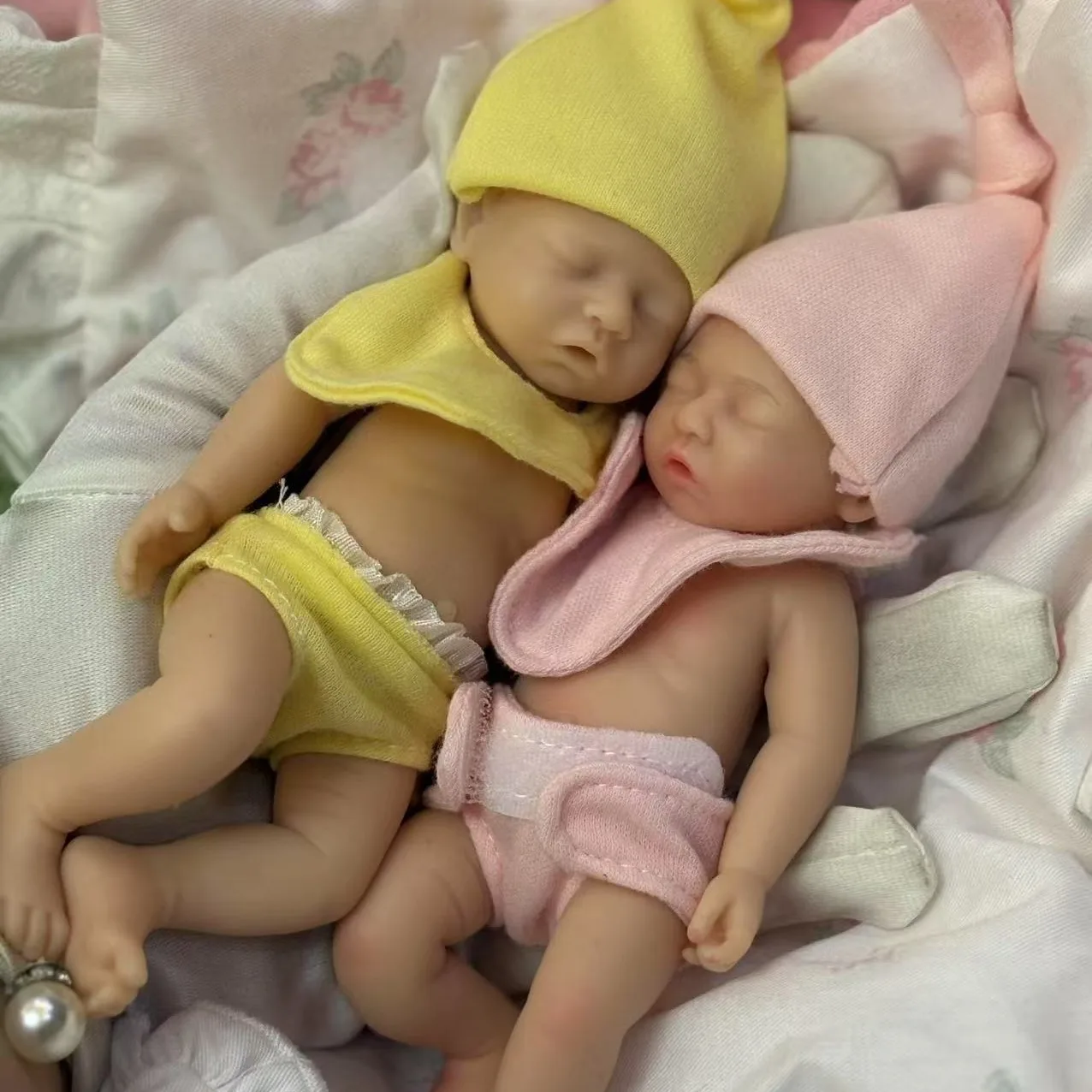 

1 шт. новая 6-дюймовая силиконовая кукла реборн, можно выбрать между куклами мальчика и девочки, а также в однотонном и белом базовом стиле.