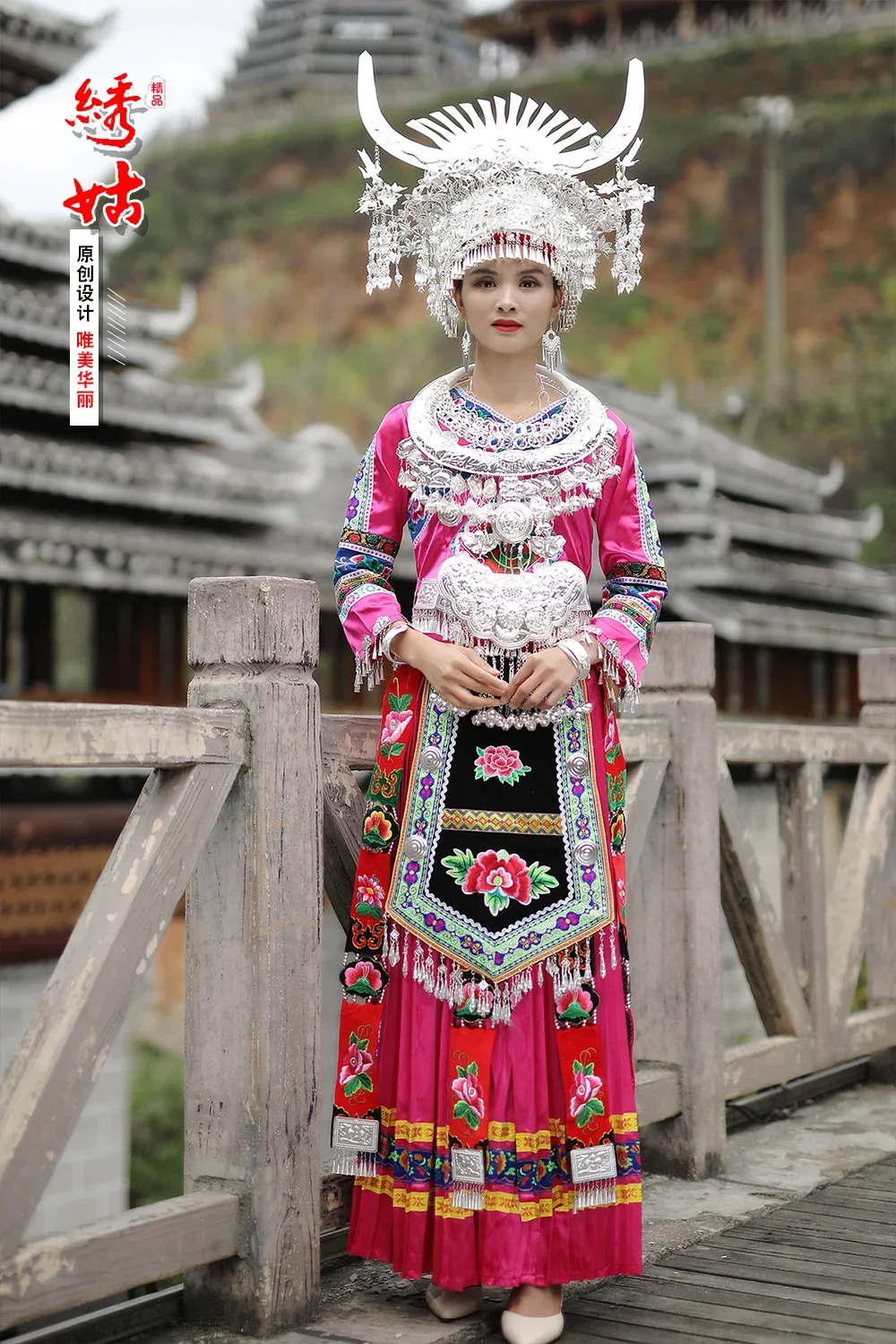 Chińska sukienka Hmong Damska tkanina festiwalowa Tradycja Wiosenna róża Czerwona tradycja Haft Miao