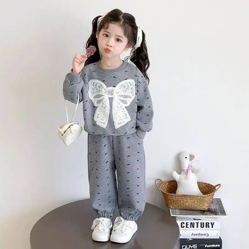 Baby Mädchen Fleece-Kleidungssets 2026 Herbst Winter Kinder Mode Schleifen-Print Sweatshirt+Hose 2-teilig Kinder Samt Warme Trainingsanzüge – Detail 3